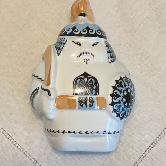 SOLD Vintage Set of 3 samurai salt pepper shakers - Picture 3 of 5